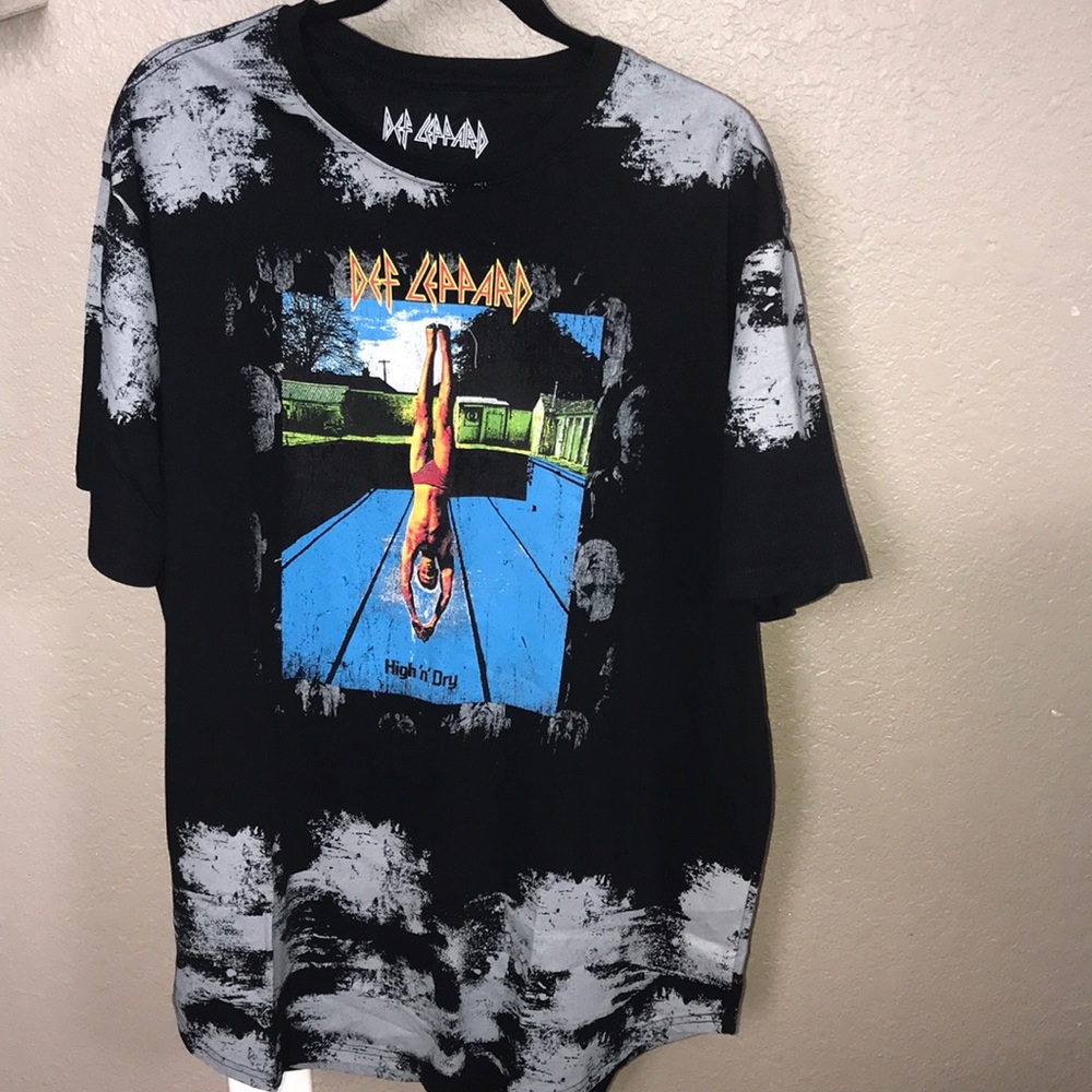 Def Leppard concert T-shirt.